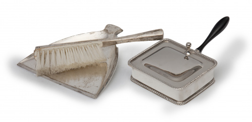 Lote de recogemigas con cepillo en plata y recipiente, S. X