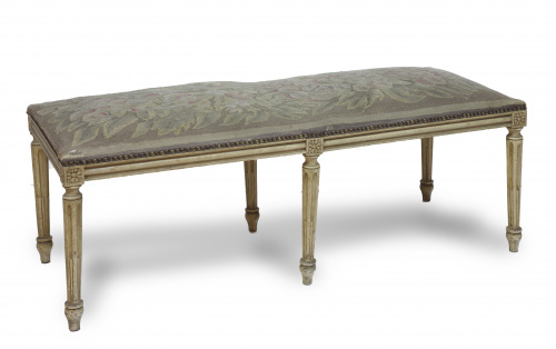 Banqueta estilo Luis XVI de madera lacada, S. XX.