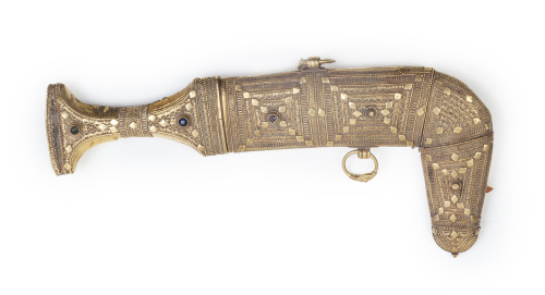 Daga o jambia con funda y empuñadura de oro y piedras en ca