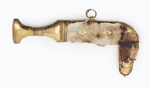 Daga o jambia con funda y empuñadura de oro y piedras en ca