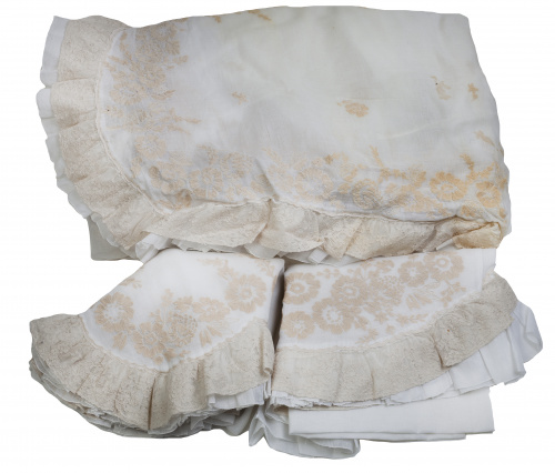 Colcha en hilo blanco con bordado y encaje con flores, pp. 