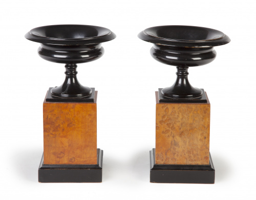 Pareja de copas en madera tallada, S. XX.