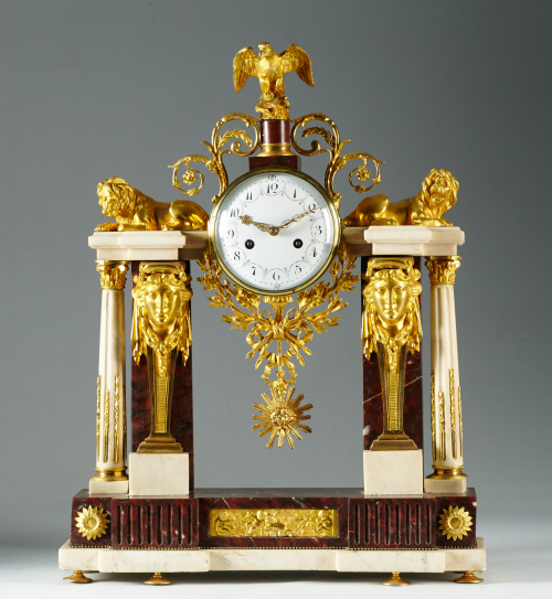Reloj de pórtico Luis XVI en mármol y bronce dorado esfera 