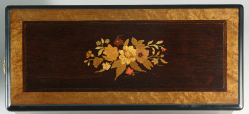 Caja de música con un rodillo y doce aires. con la música d