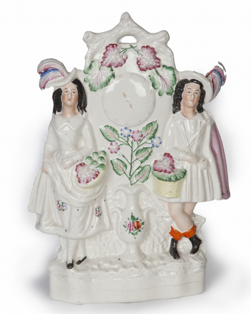 Pareja de escoceses.Figura de loza esmaltada que simula u