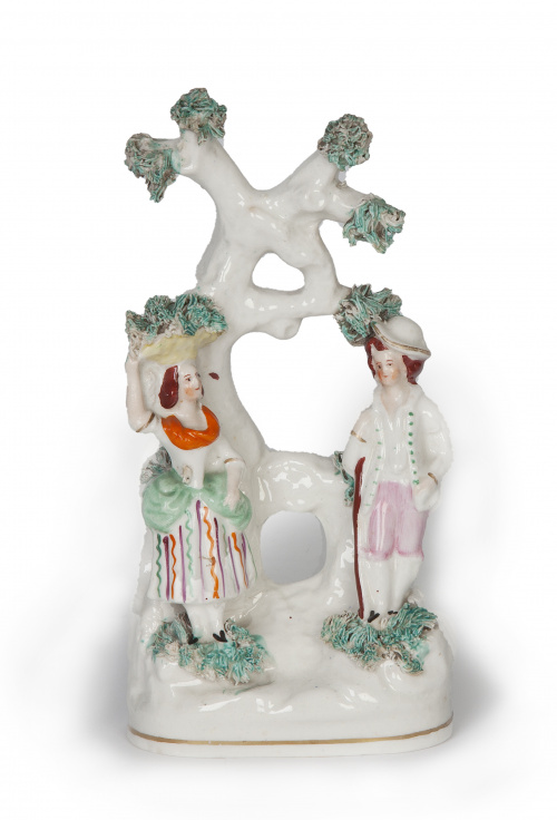Pareja bajo árbol.Figura de loza esmaltada.Staffordshir