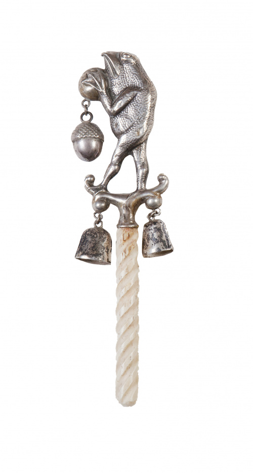 Sonajero con mango de marfil tallado y plata representando 