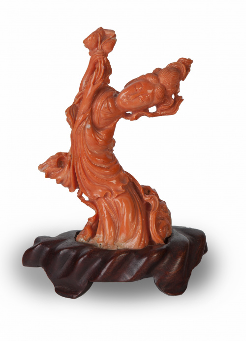 Figura de dama en coral rojo tallado.Trabajo chino, ff. d