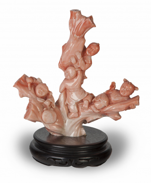 Niños sonrientes en coral rosa tallado.Trabajo chino, ff.