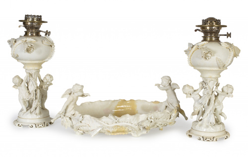 Pareja de quinqués y centro de loza vidriada en blanco, con