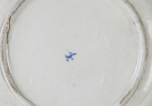 Pareja de platos de porcelana de pasta tierna con caballero