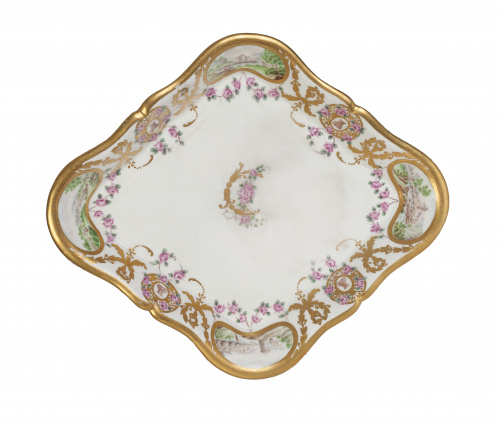 Fuente romboidal de la vajilla de los Príncipes de Asturias