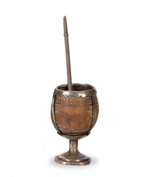 Coco chocolatero con decoración grabada montado en plata.