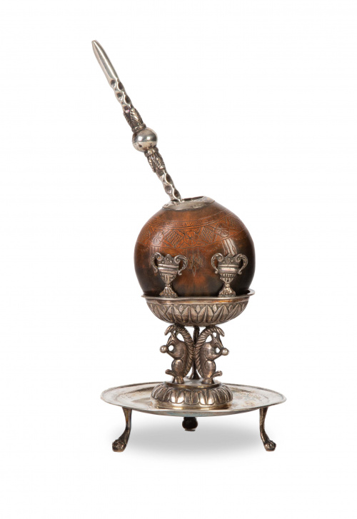 Matera de calabaza grabada, montado en plata con salvilla.