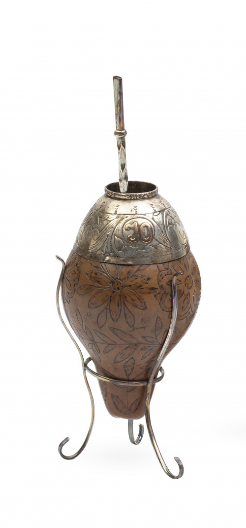 Mate en nuez de coco con decoración grabada de flores, mont