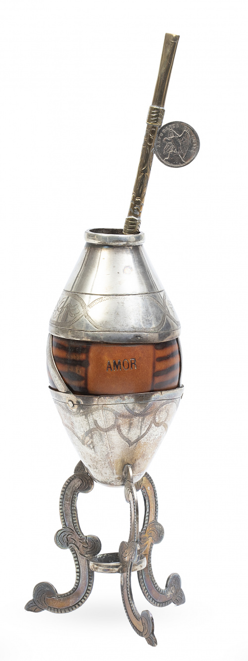 Matera de calabaza montado en plata, con la leyenda "Amor",