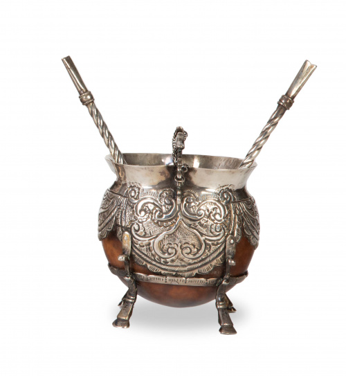 Matera de calabaza engastada en plata grabada.Argentina o