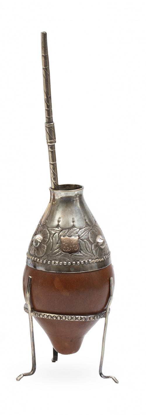 Matera de calabaza montada en plata, con iniciales "Y.M.".