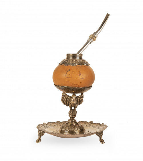 Matera de calabaza, montada en plata, con la leyenda "Chile