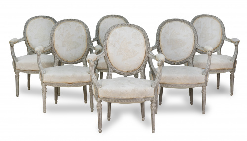 Lote de seis sillas de brazos de estilo Luis XVI de madera 