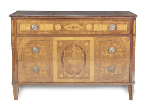 Cómoda de estilo neoclásico de madera de caoba y varias mad