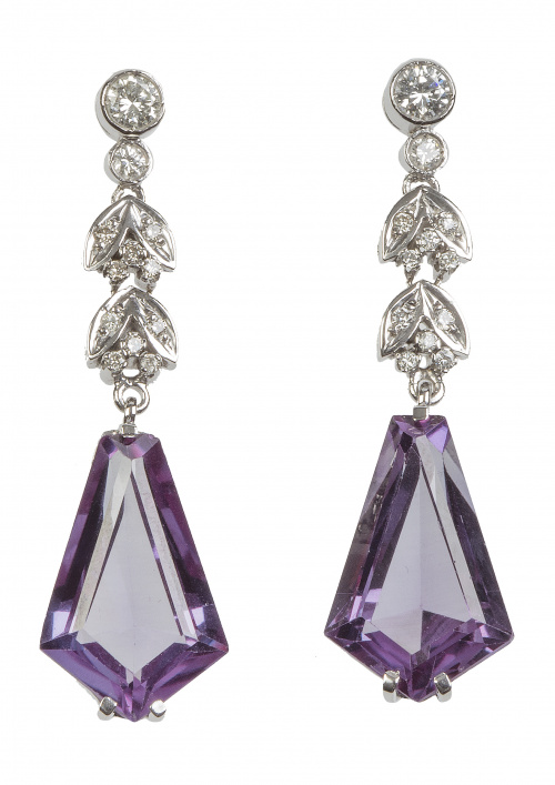 Pendientes largos con Alejandrita trapezoidal que pende de 