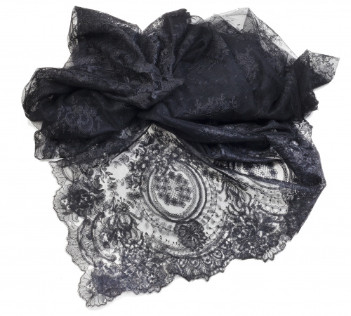 Mantilla rectangular en hilo negro con decoración floral, p