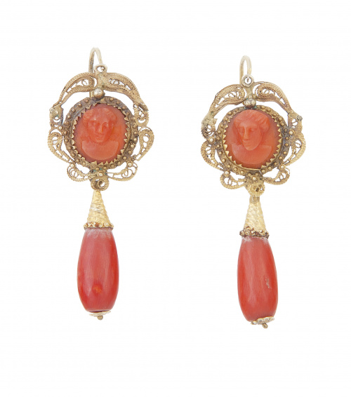 Pendientes largos de coral S. XIX con perillas colgantes de