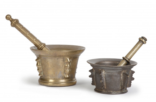 Lote de dos morteros de bronce uno con abalustrada y otro c