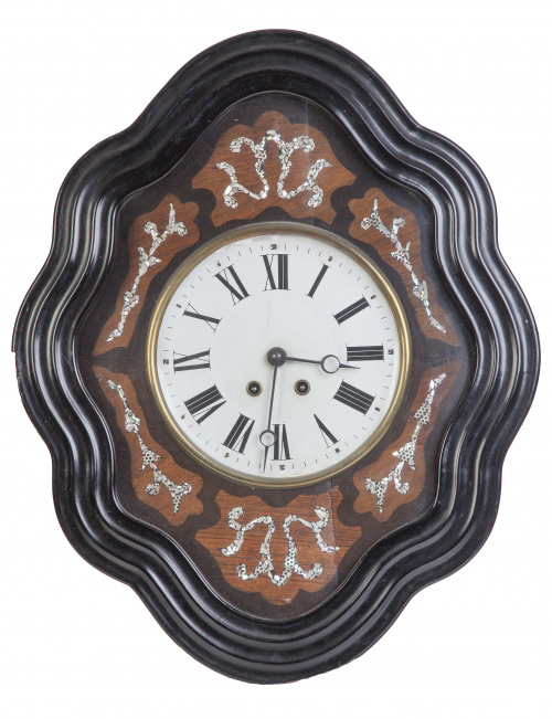 Reloj isabelino de ojo de buey con incrustaciones de nácar.