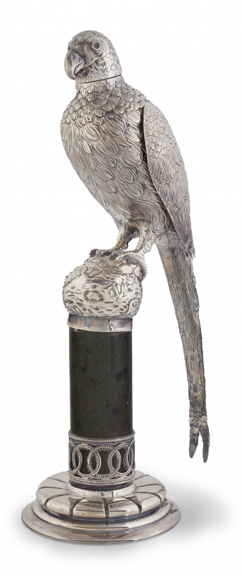 Loro en plata sobre columnilla de mármol, S. XX.