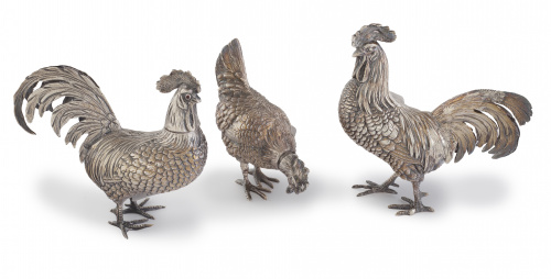 Lote de dos gallos y una gallina en plata, S. XX.
