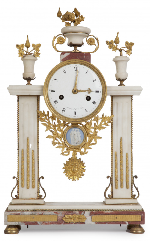 Reloj de pórtico Luis XVI en mármol, bronce dorado y placa 
