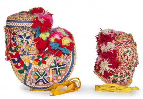 Lote de dos gorros regionales de Montehermoso (Cáceres), un