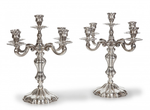 Pareja de candelabros de cinco brazos de luz, en plata de l