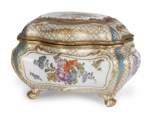 Caja de porcelana dorada y esmaltada.París, S. XIX.