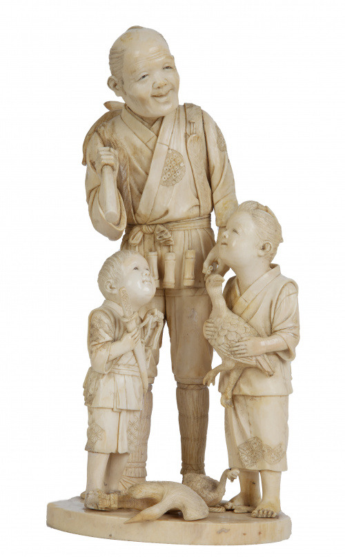Okimono de marfil tallado con anciano, niños y animales.J