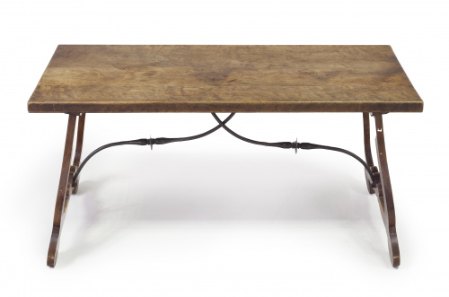 Bufete en madera de nogal con fiadores de hierro.Trabajo 