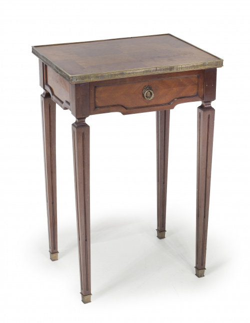 Mesita auxiliar de estilo Luis XVI, S. XX.