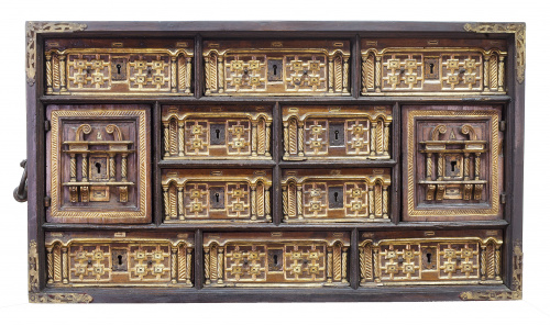 Bargueño en madera de nogal tallado y dorado con aplicacion