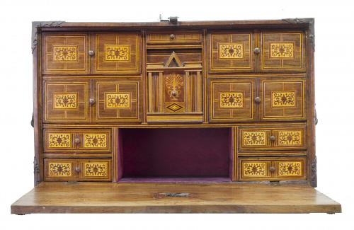 Papelera de madera de nogal y marquetería de boj.Trabajo 