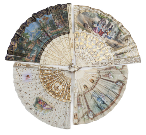Lote de cuatro abanicos con varillaje de hueso y escenas ga