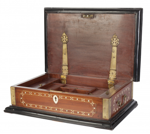 Caja en madera con aplicaciones de marfil.Trabajo anglo-i