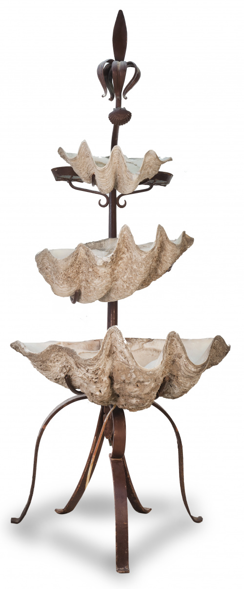 Fuente en de hierro con tres tridacnas o conchas de los mar