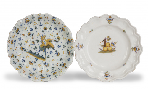 Dos platos de cerámica esmaltada de la serie alcoreña.Tal