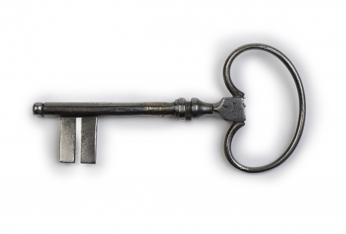 Llave de gentilhombre  en hierro con "R" marcada".Trabajo