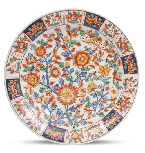 Plato de porcelana esmaltada imari con flores y mariposa.