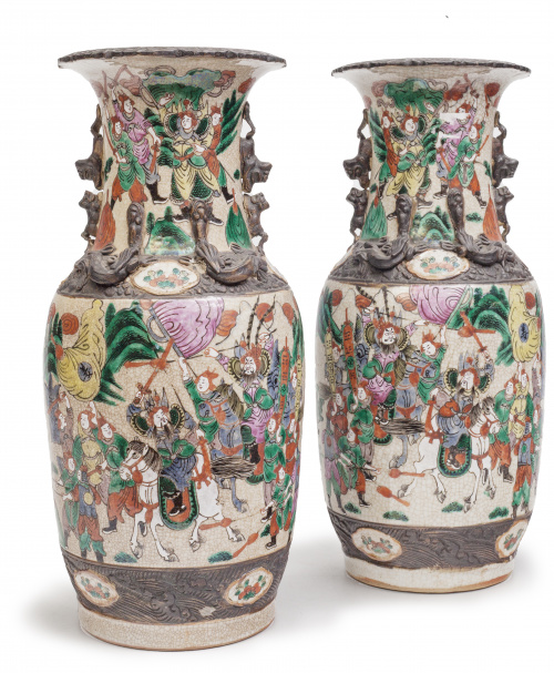 Pareja de jarrones en porcelana con figuras.China, S. XIX.