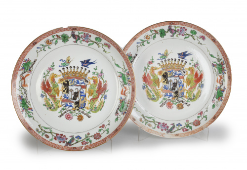 Pareja de platos en porcelana esmaltada con escudo blasonad