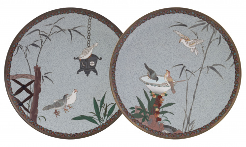 Dos platos de esmalte cloissoné con decoración de aves.Ja